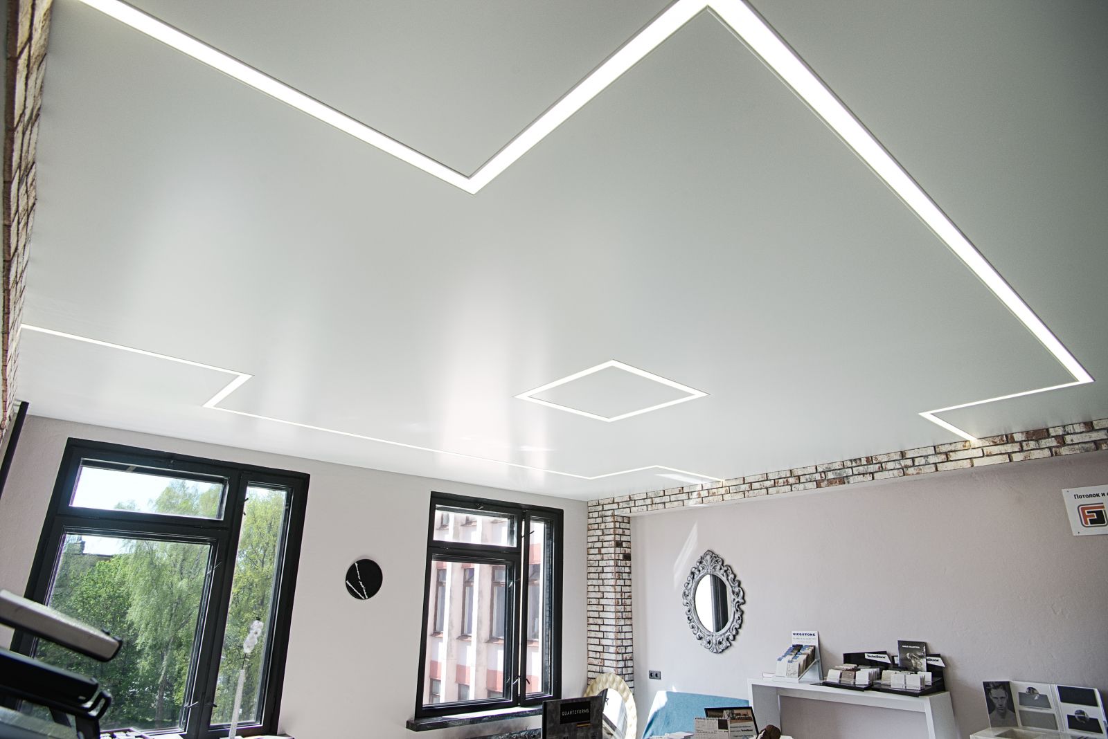Натяжной потолок со световыми линиями, несколько геометрических световых линий для потолка в кабинете