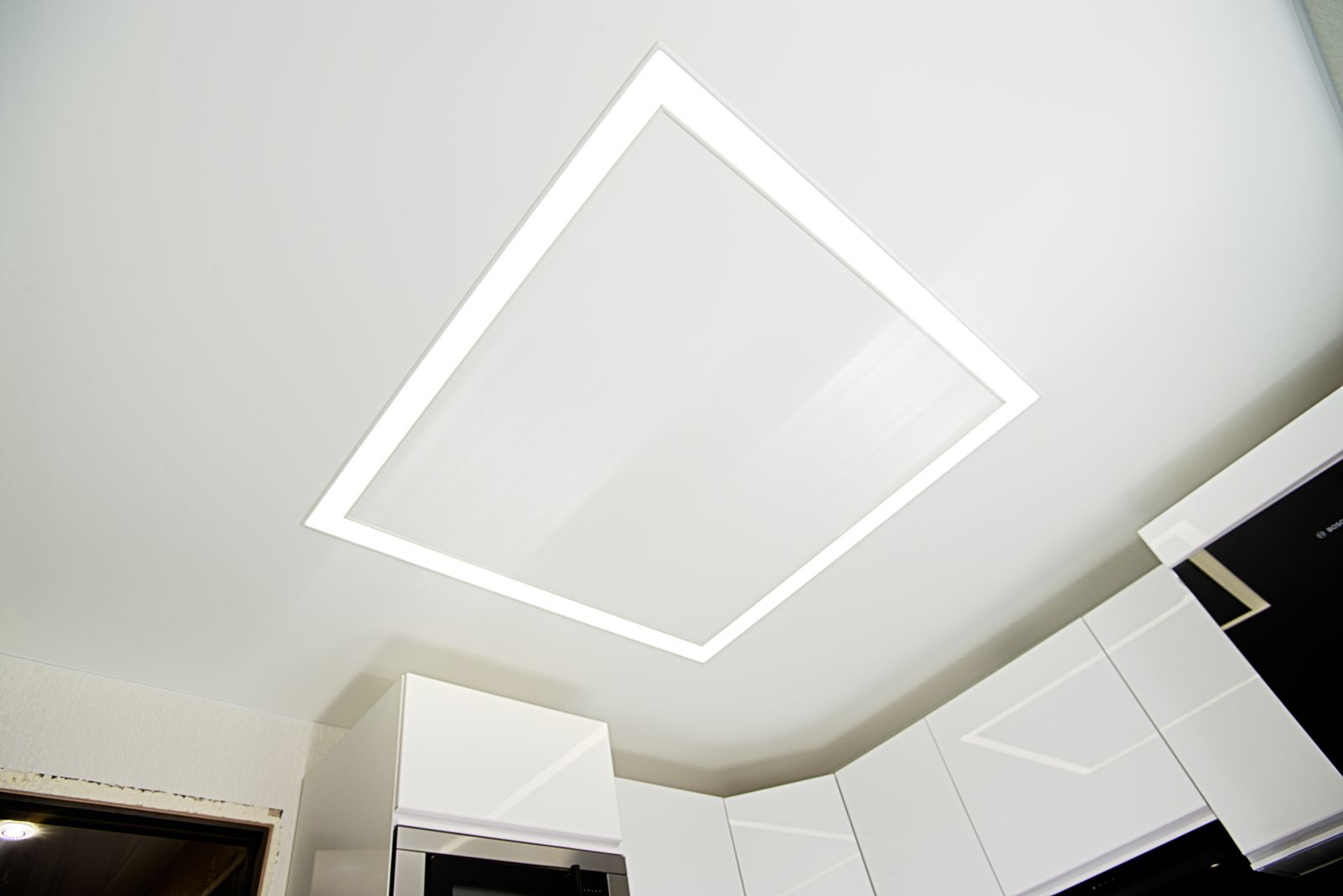 Парящие световые линии на натяжном потолке в кухонной зоне, форма квадрат
