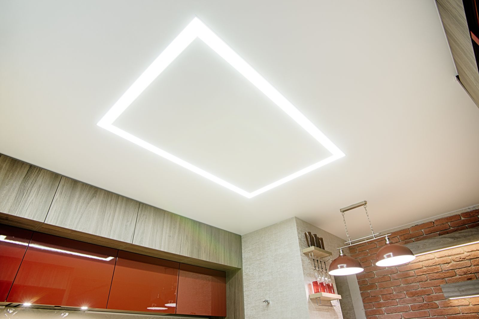 Парящие световые линии на натяжном потолке в кухне, один квадрат над рабочей зоной