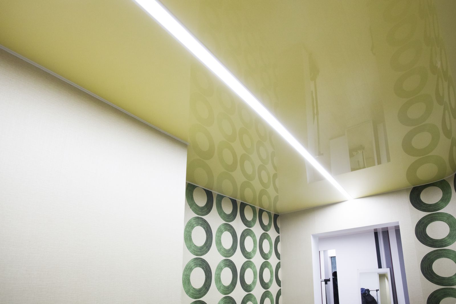 Парящие световые линии на натяжном потолке в коридоре однокомнатной квартиры,  ширина 5 см