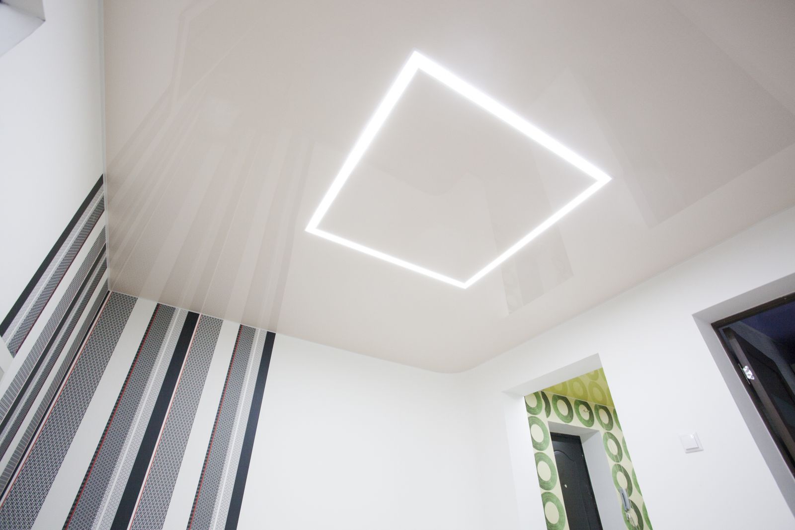 Парящие световые линии на натяжном потолке в спальне, в  форме квадрата