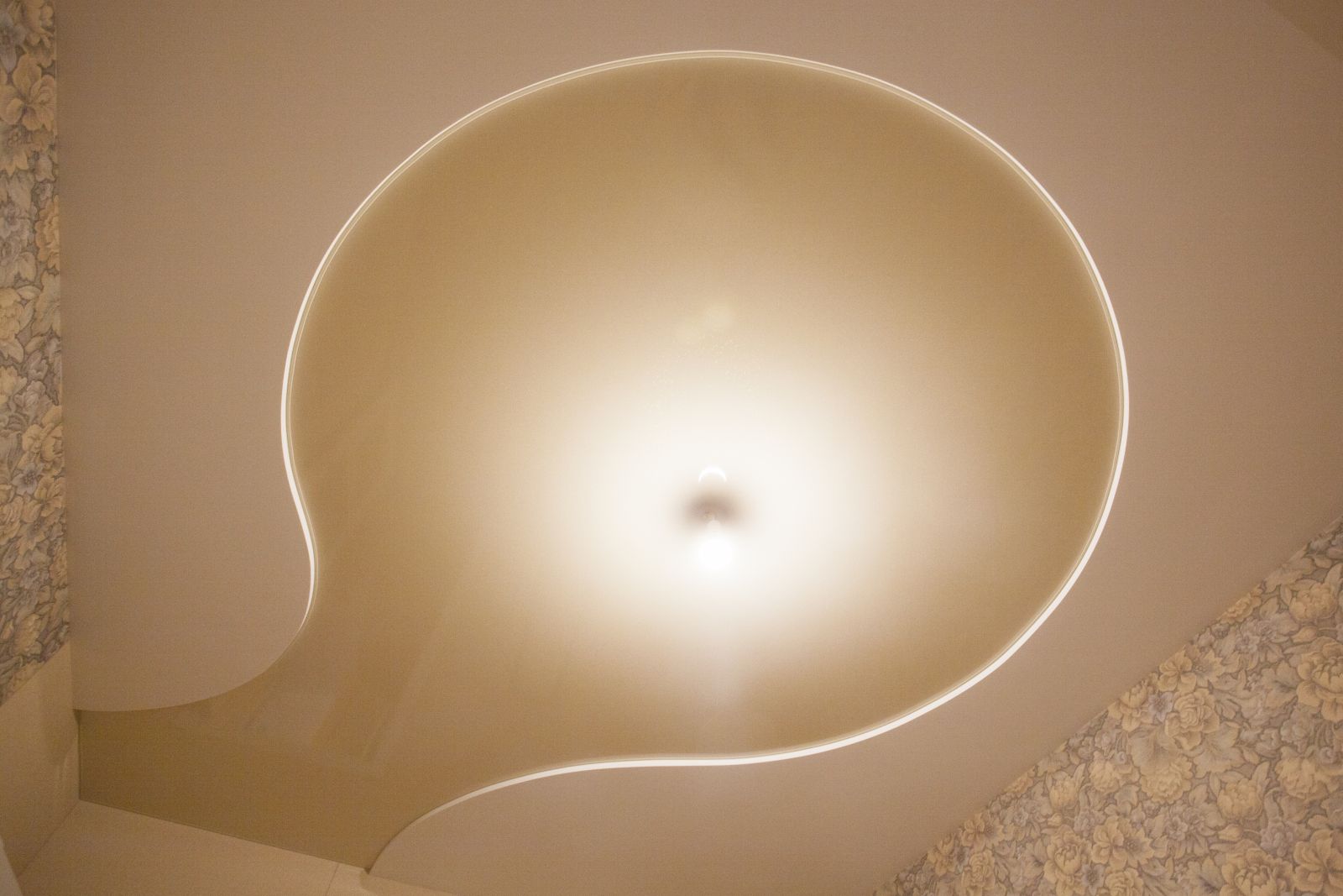 Двухуровневый потолок без подсветки в форме круга по центру натяжного потолка