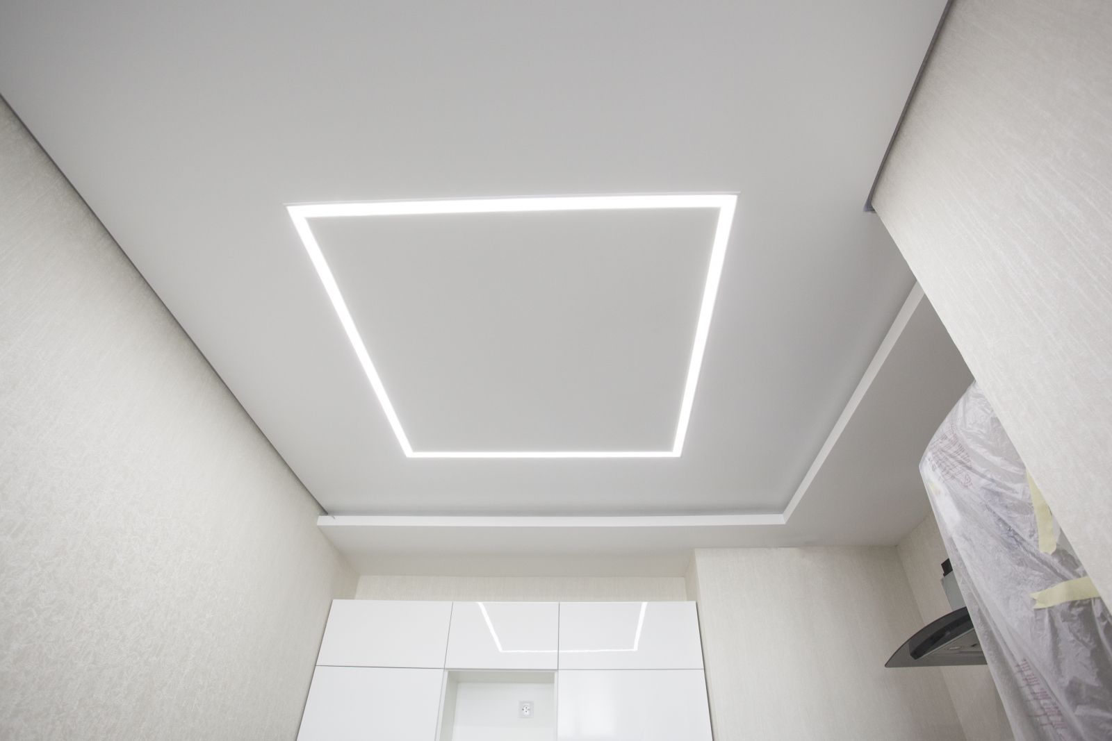 Парящие световые линии на натяжном потолке в кухне, форма квадрат