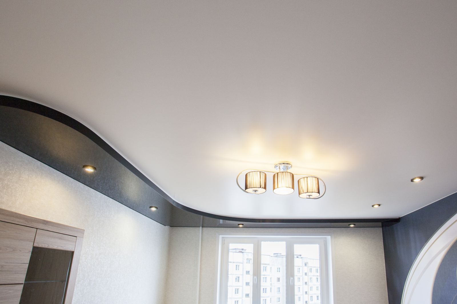 Двухуровневый потолок без подсветки, нижний уровень выполнен в материале черный глянец, верхний уровень - белый матовый материал