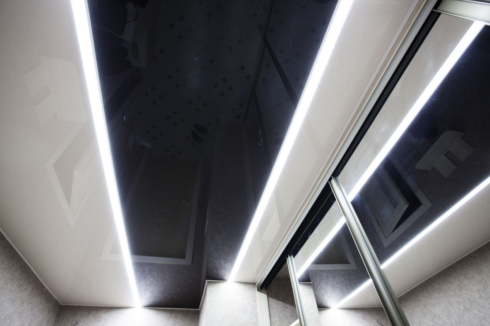 Парящие световые линии на натяжном потолке в коридоре, линии расположены параллельно