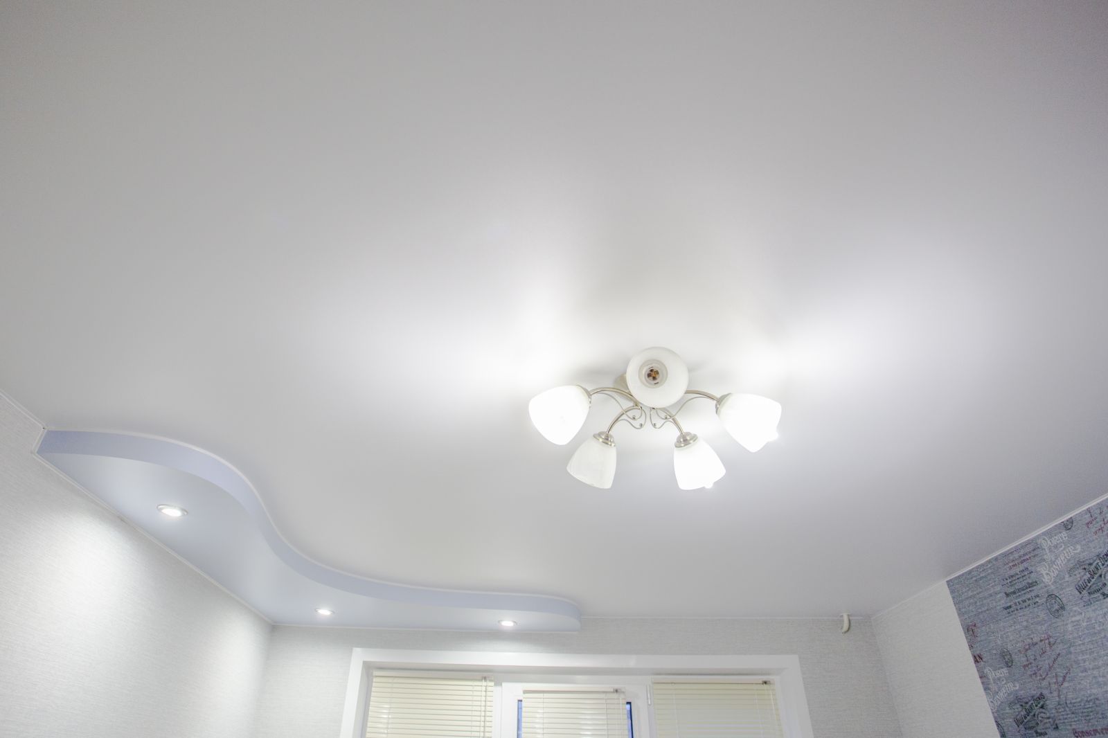 Двухуровневый потолок без подсветки, криволинейная конструкция в одном из углов, материал потолка - белый матовый