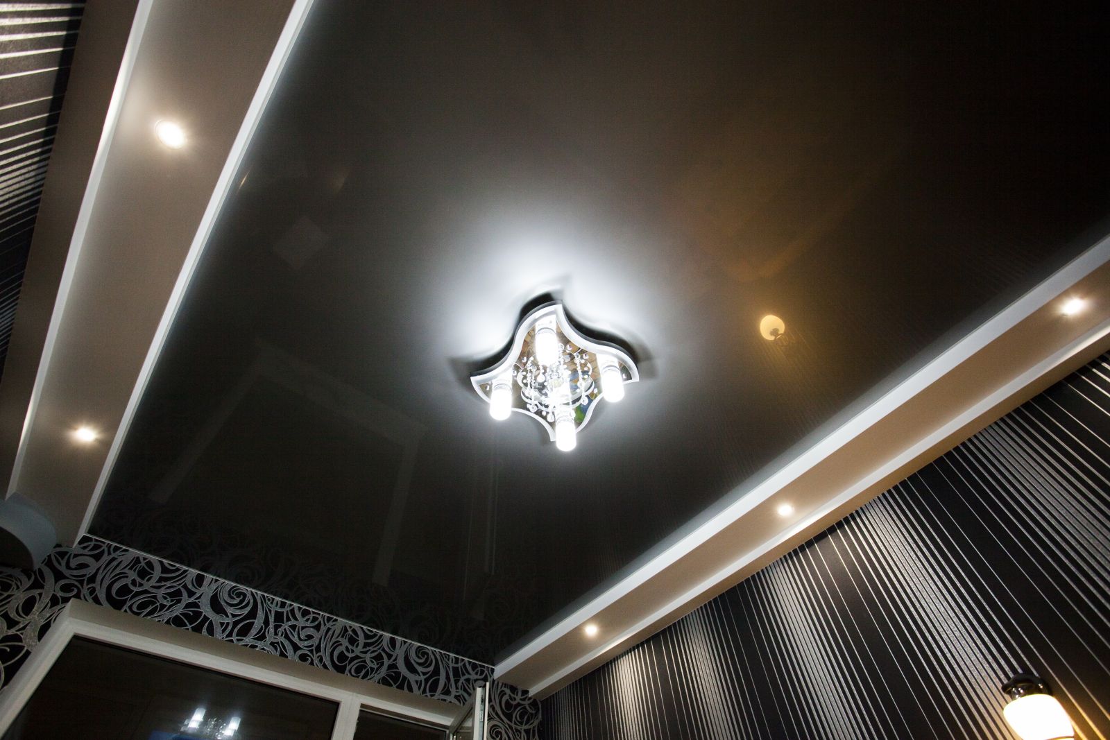 Двухуровневый потолок ниши под подсветку, в нижнем уровне потолка встроены светильники