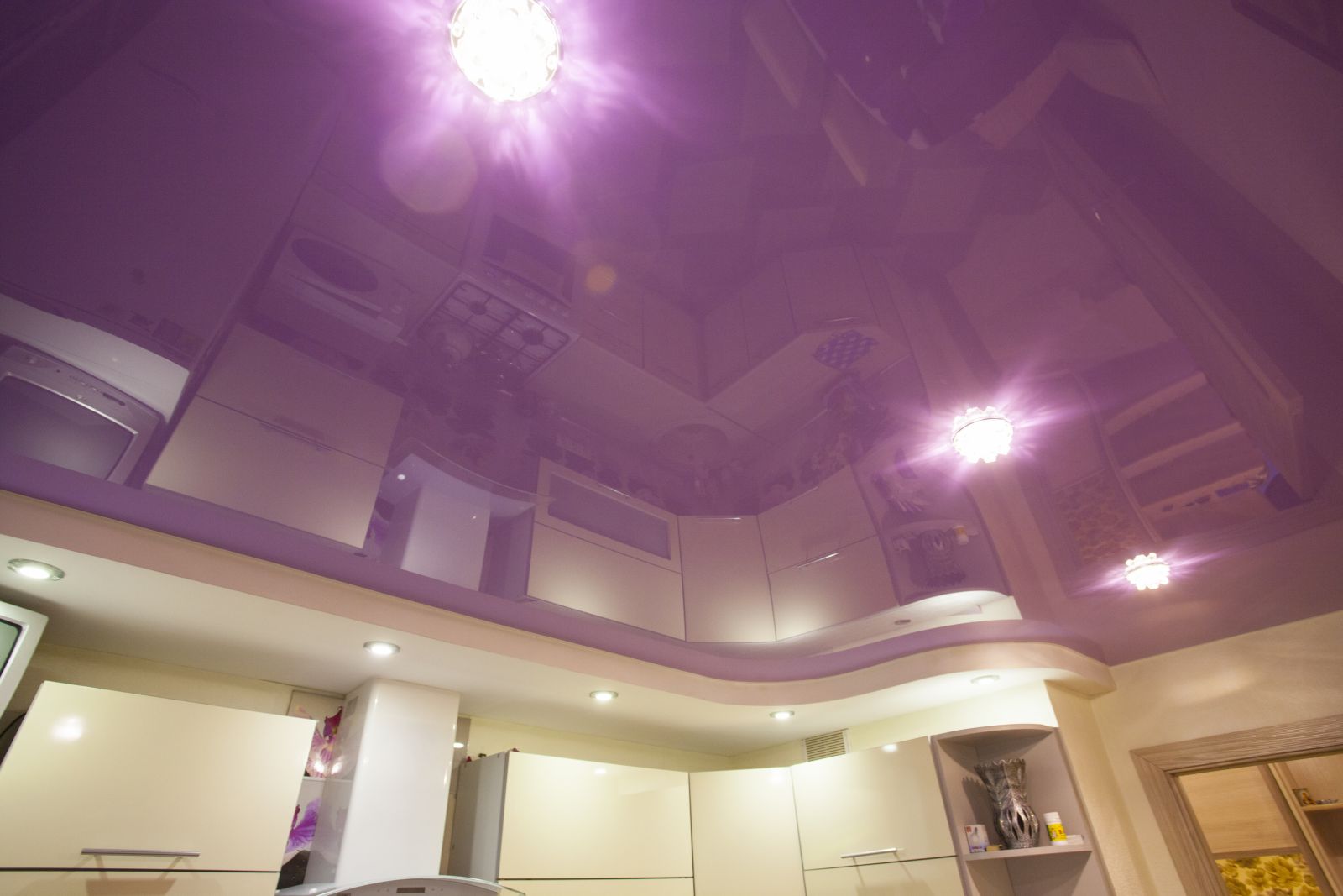 Двухуровневый потолок без подсветки, криволинейная конструкция, цветной глянец производства Германии
